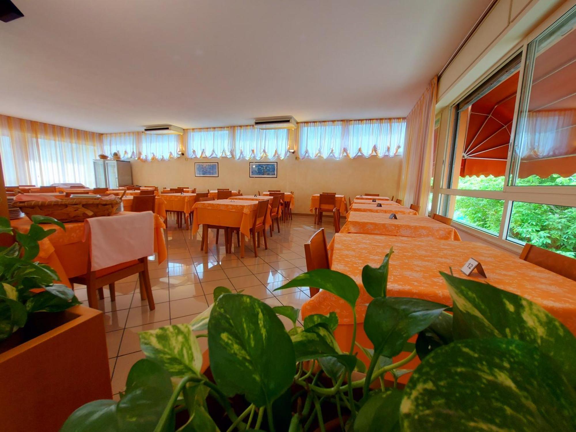 Hotel Joli เชเซนาติโก ภายนอก รูปภาพ